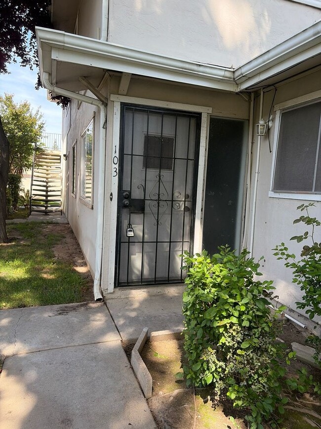 Building Photo - **MOVE-IN SPECIAL** 2-Story Condo With Lots of Character!
