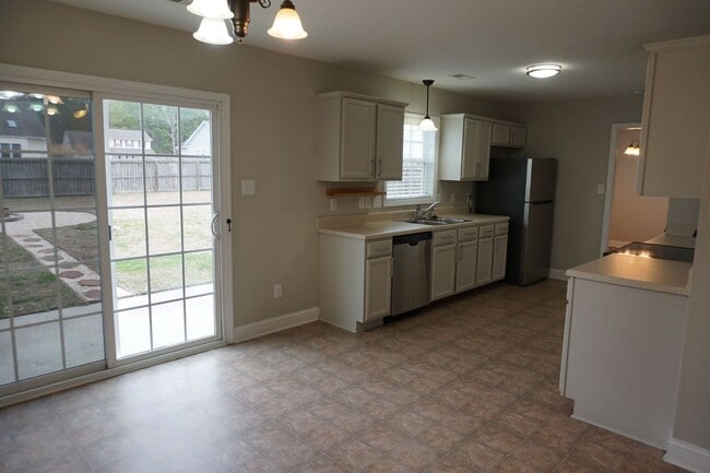 Building Photo - 3 Bedroom 2.5 Bathroom home located in Rogers Farm in Hubert!