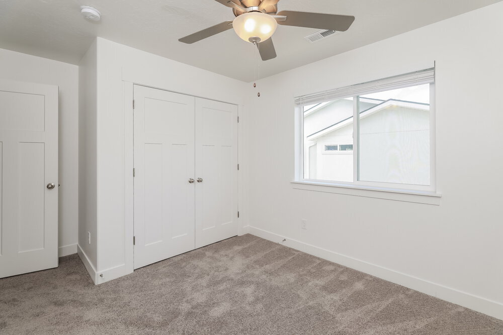 Building Photo - 4762 E Lk Cor Dr