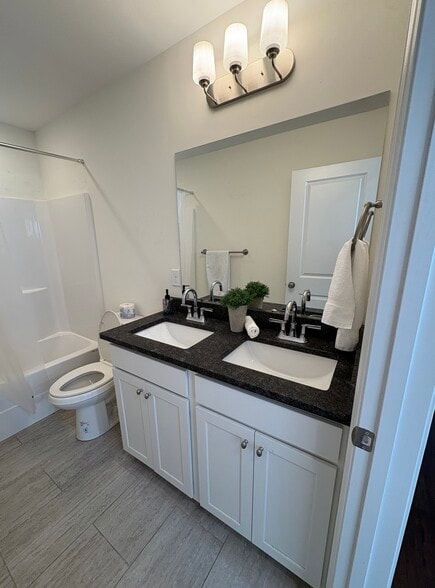 Building Photo - 5535 Stream Ln