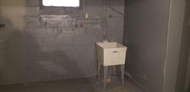 Building Photo - Brooklyn Centre neighborhood - 3  bedroom/...