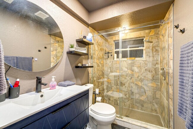 Building Photo - 3343 Bluffview Dr