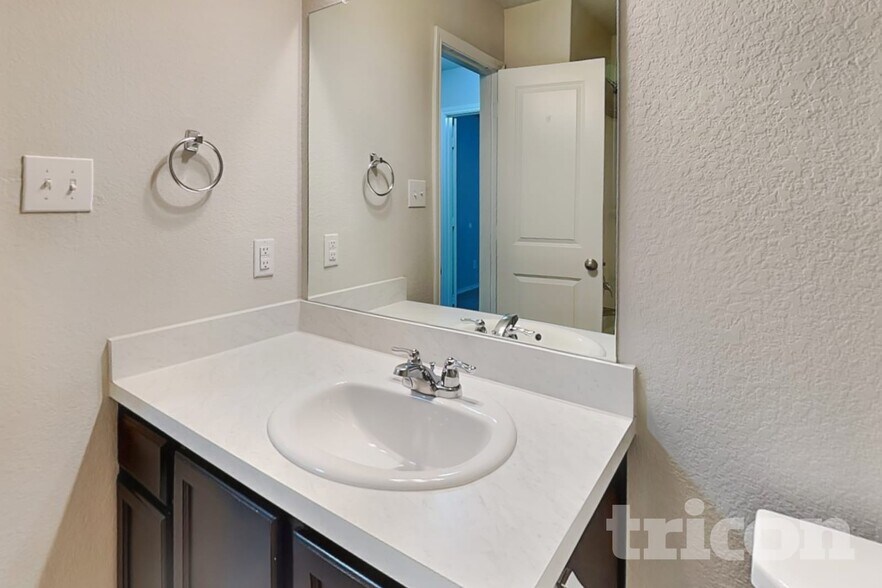 Building Photo - 9727 Marbach Hl