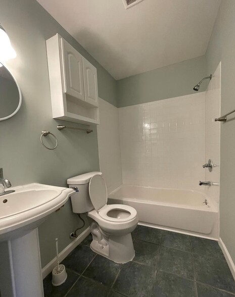 Building Photo - 2678 Glengyle Dr