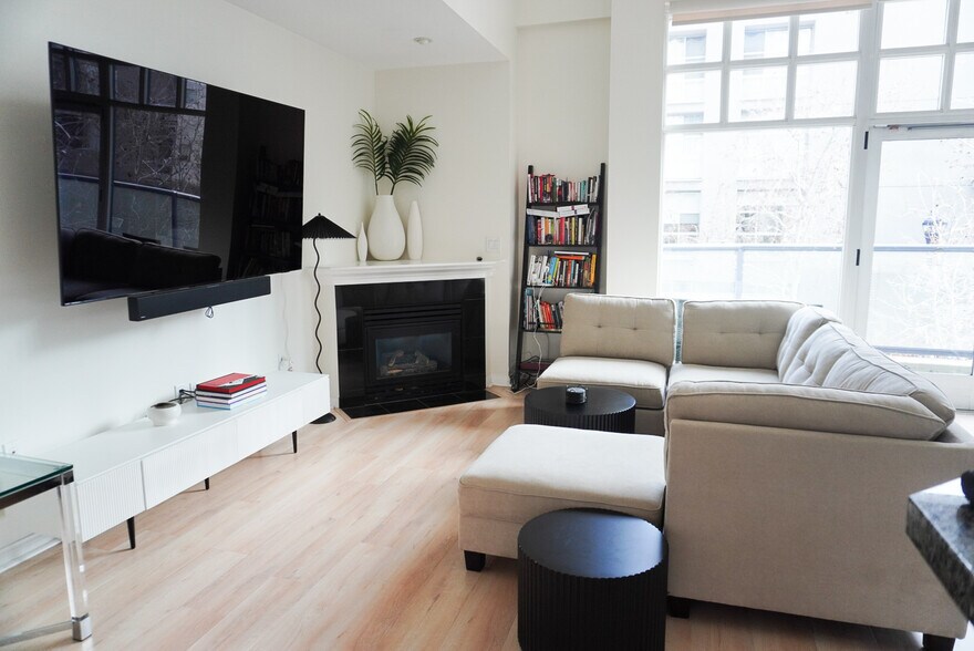 Building Photo - 555 Front St