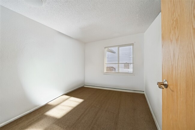 Building Photo - 424 E Dogwood Ave