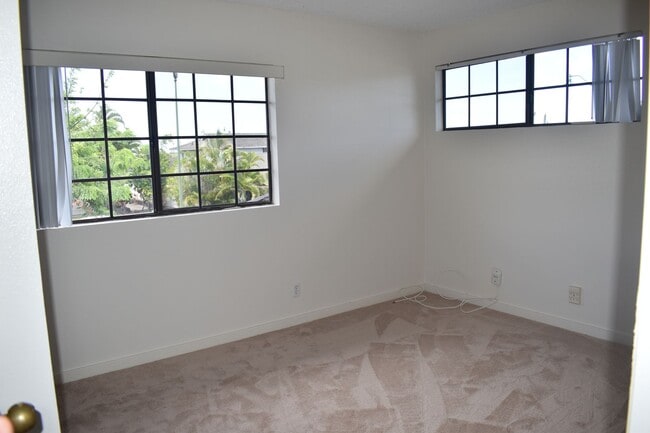 Building Photo - 3/2.5 West Loch Estates Single Family Home