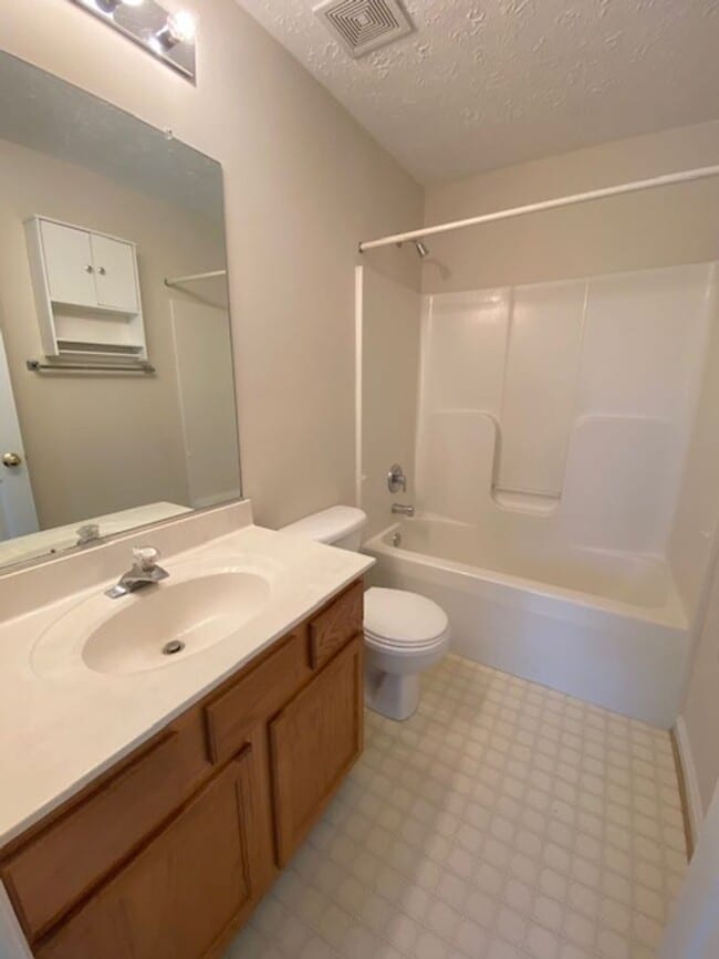 Building Photo - Brigth 2 Level Townhome in Spotsylvania