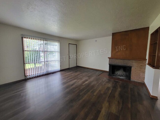 Building Photo - 3 Bd 1.5 ba Ranch Style Home in NE PDX With Washer/Dryer Hook-ups, Fenced Backyard & 2 Car Garage!