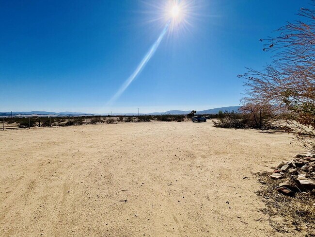 Building Photo - 4 bedrooms, 2 kitchens, 2.5 bathrooms, lau...