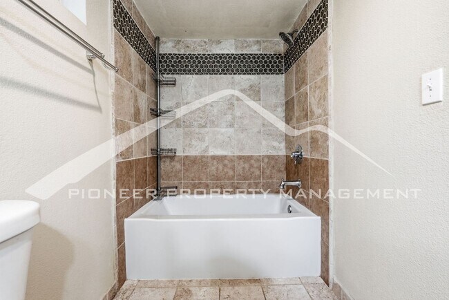 Building Photo - Spacious Duplex with Central AC and Washer/Dryer