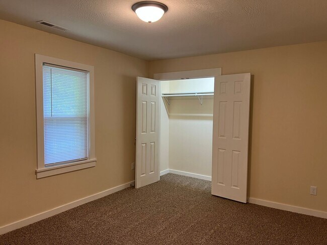 Building Photo - Recently Updated 3 Bedroom near OTC