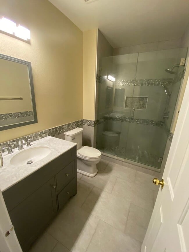 Building Photo - Beautiful 6 bed/3 bath home located in the SW area of Las Vegas