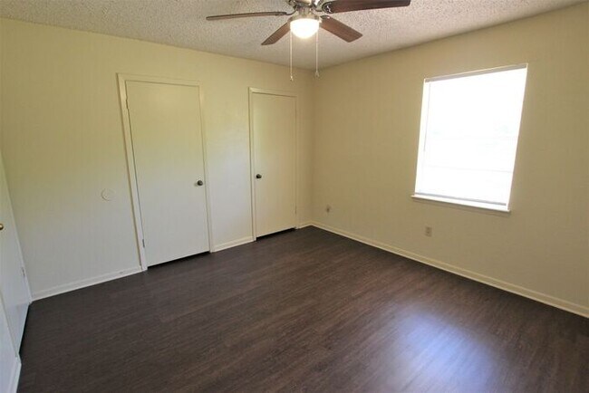 Building Photo - 2 Bedroom 1 Bath Duplex in West Tyler! Tour Today!