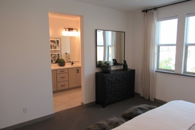 Building Photo - Stunning 4 Bed Plus Office, 3.5 Bathroom Townhome Walking Distance to Bart