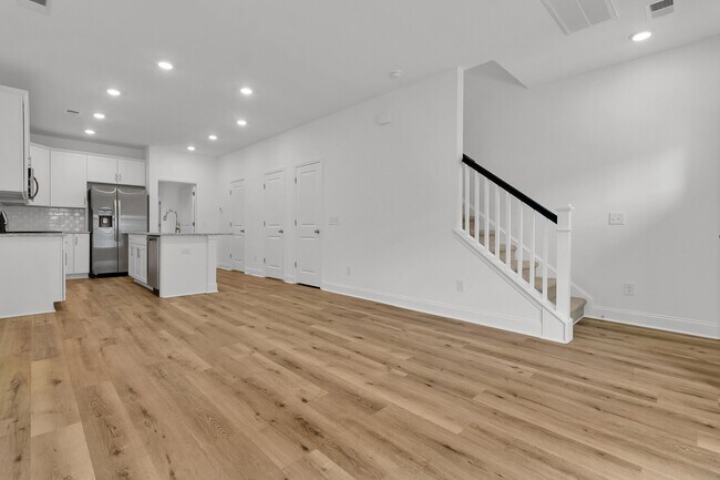 Building Photo - 502 Twin Rivers Dr
