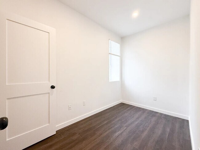 Building Photo - 71 Perrin St
