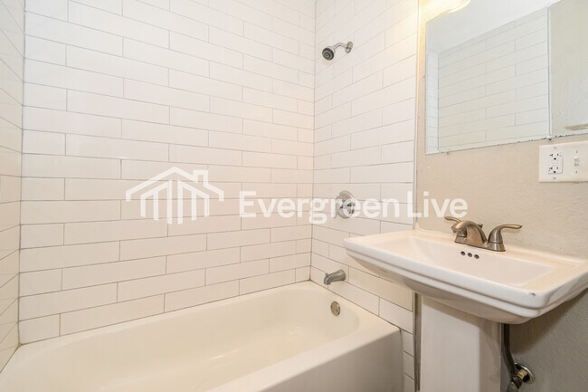 Building Photo - 3510 Gladys St