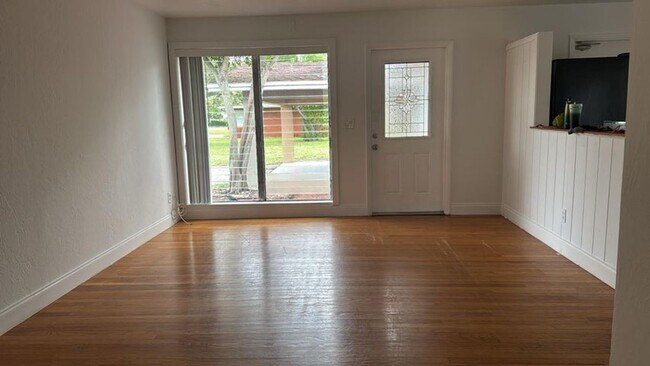 Building Photo - 117 SE 4th Ave