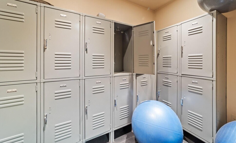 Building Photo - 417 E Kiowa St