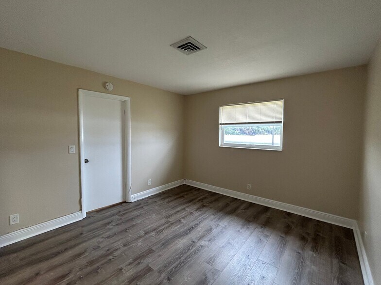 Building Photo - 1611 Green Ln