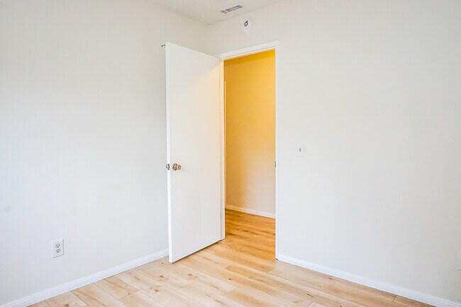 Building Photo - Detached home centrally located in Linda V...