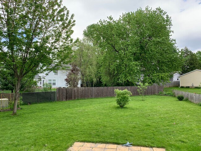 Building Photo - Enjoy outdoor living with huge yard in thi...