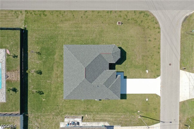 Building Photo - 710 NW 2nd Ln
