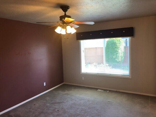 Building Photo - Larger Three Bedroom Home in Keizer