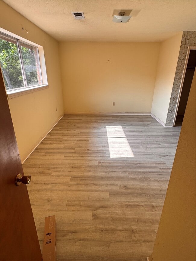 Building Photo - 3400 Coachman Dr