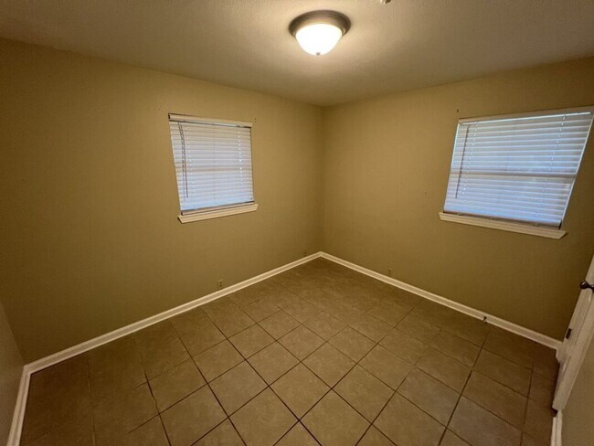 Building Photo - 3280 Crestaire Dr