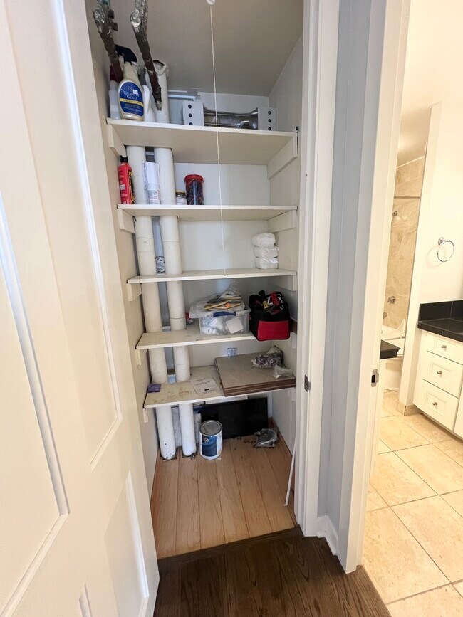 Building Photo - 1960 N Lincoln Park W