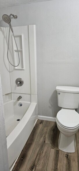 Building Photo - 585 Woodside Ave