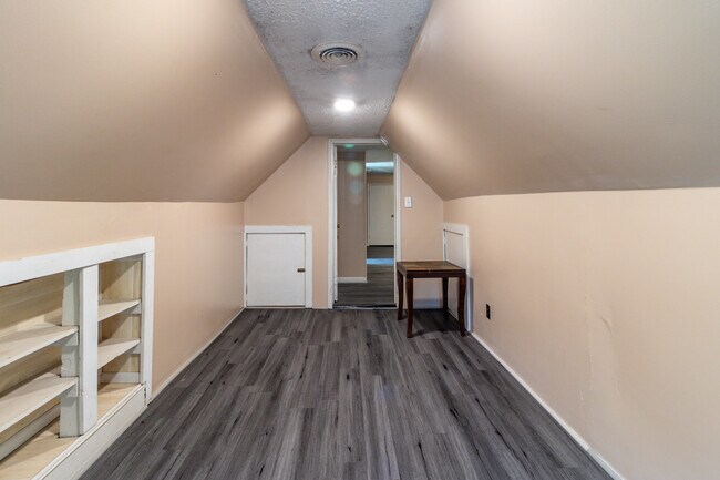 Building Photo - 221 Hawthorne Ave