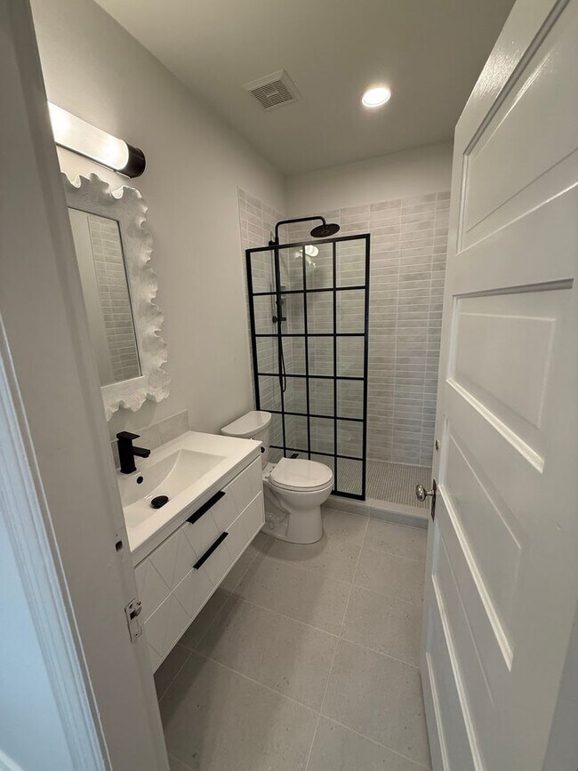 Building Photo - Remodeled one bedroom Condo for Rent in Do...