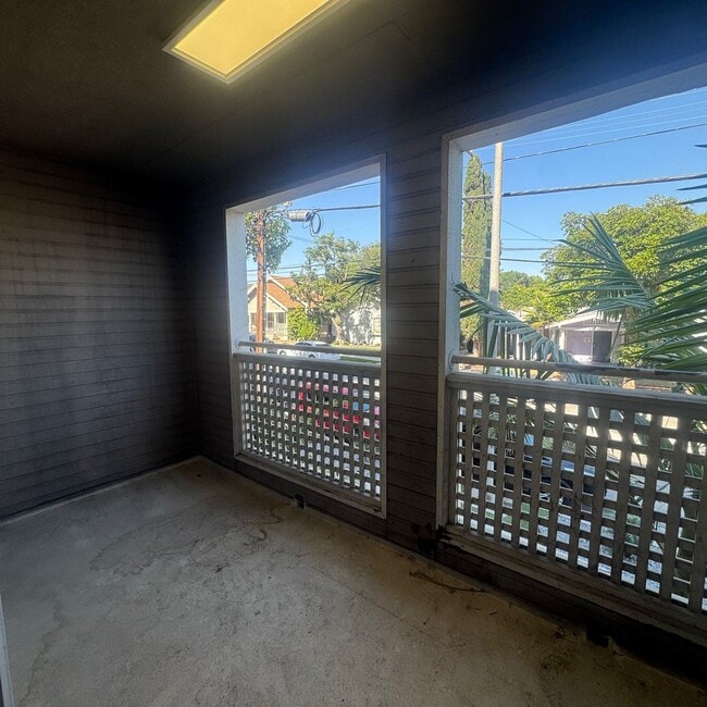 Building Photo - Spacious 2 Bed / 2 Bath Long Beach Condo Near Traffic Circle, CSULB & Belmont Heights