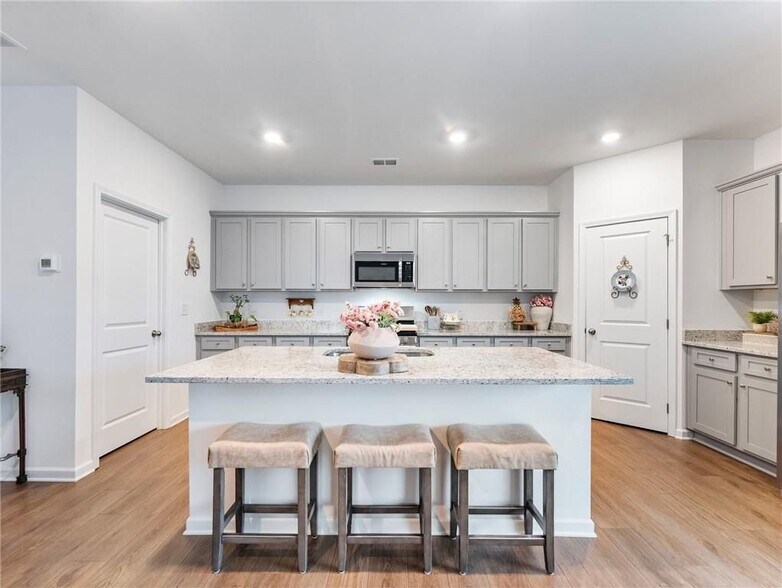 Building Photo - 680 Groover St