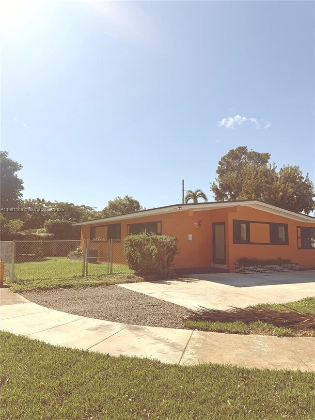 Building Photo - 9300 SW 52nd Terrace