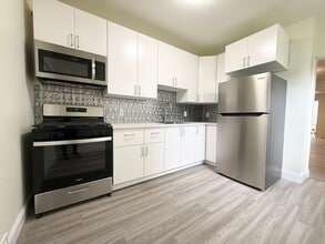 Building Photo - Updated 2 BR Apartment