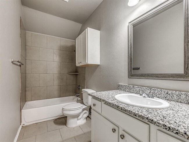 Building Photo - 609 N 5th St