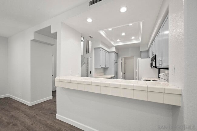 Building Photo - 7274 Shoreline Dr