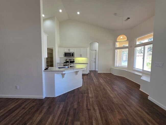 Building Photo - 3 bedroom 2 bathroom in a desirable SE Vis...