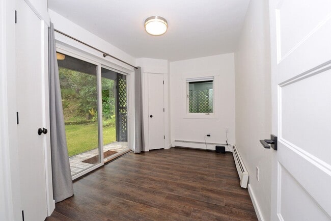 Building Photo - 1090 Walnut Circle