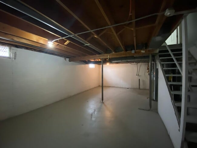 Building Photo - 5428 N Division St