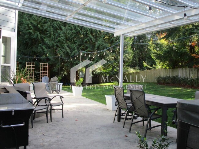 Building Photo - Modern 3-Bedroom, 2.5 Bath Home in a Point Richmond Ridge Cul-de-Sac