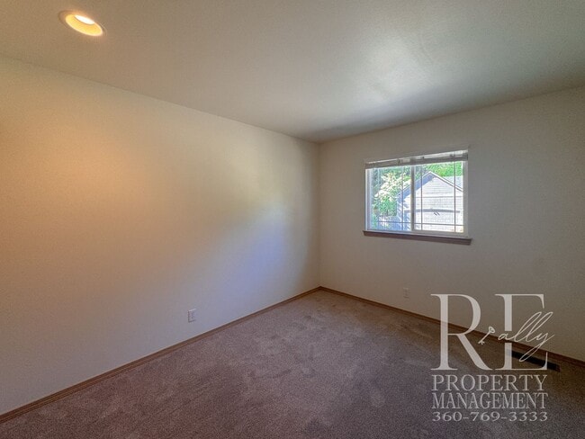 Building Photo - Immaculate Bremerton Home with Expansive Yard, Multiple Living Areas & Designer Kitchen