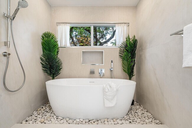 Building Photo - 616 NE 16th Terrace