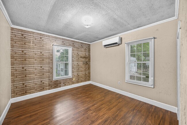 Building Photo - 209 W Bridgers St Ext