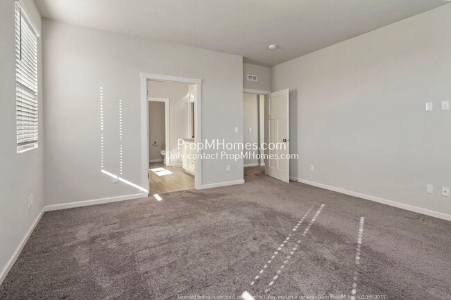 Building Photo - 7112 SE Firefly Ln