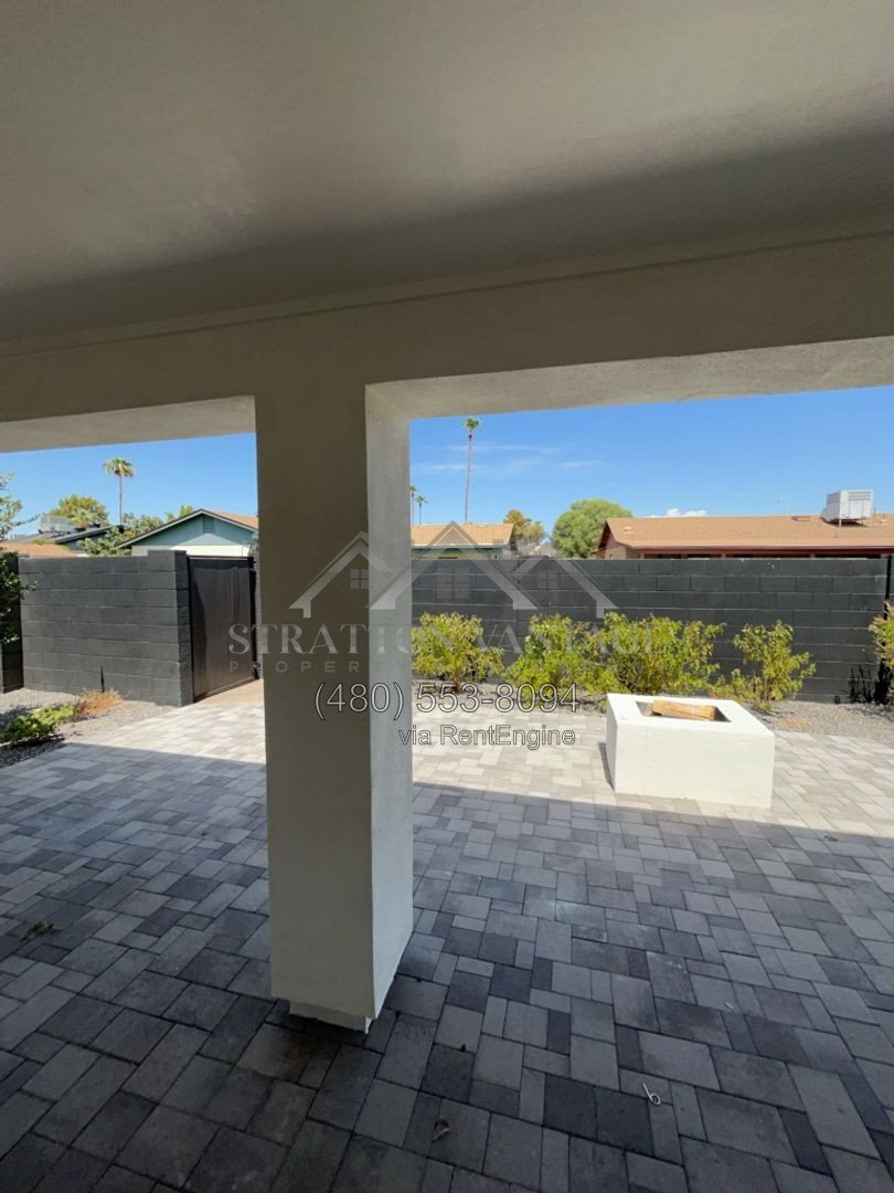 Building Photo - 2202 N Los Altos Dr